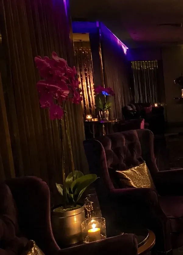 Bekleme alanı koltukları — Lila Spa, Bayrampaşa misafirlerine hizmet veren salon