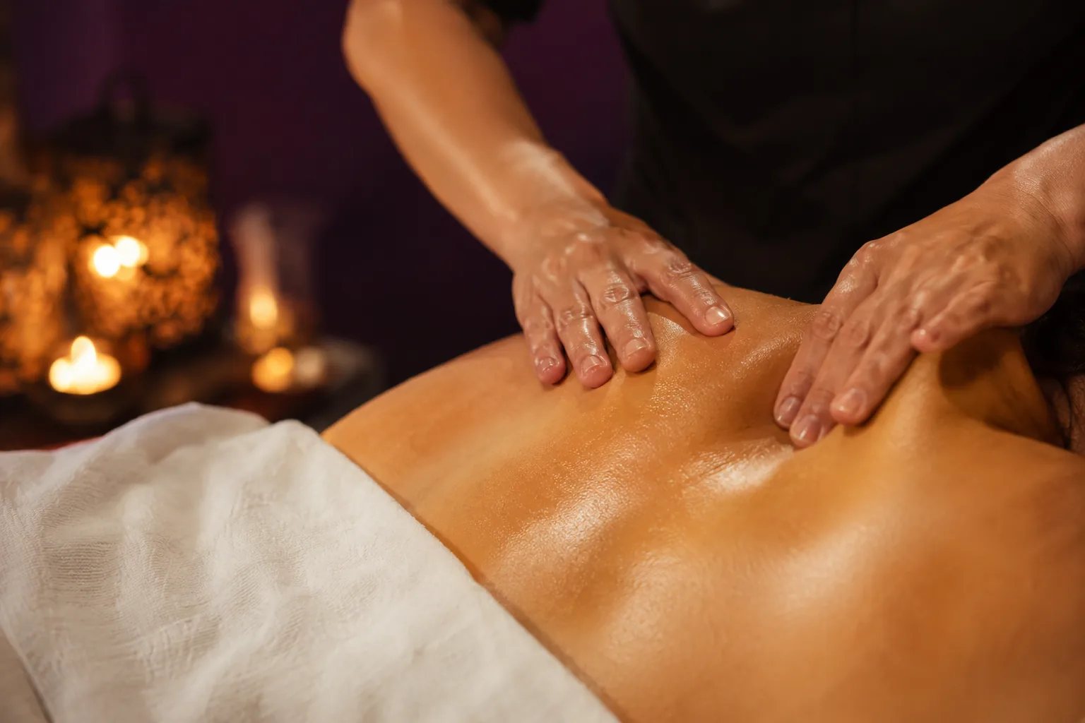 Sırt masajı uygulaması — Lila Spa, Bayrampaşa misafirlerine hizmet veren salon